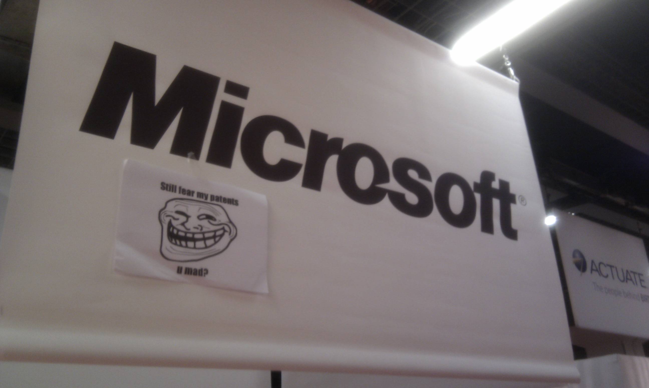 Stand Microsoft avec une troll face - Salon Linux 2011